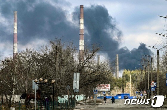 22일 (현지시간) 우크라이나의 분리독립 지역인 루한스크 지방의 스탸스티아 발전소가 러시아의 폭격을 받아 연기가 솟아오르고 있다. © AFP=뉴스1 © News1 우동명 기자