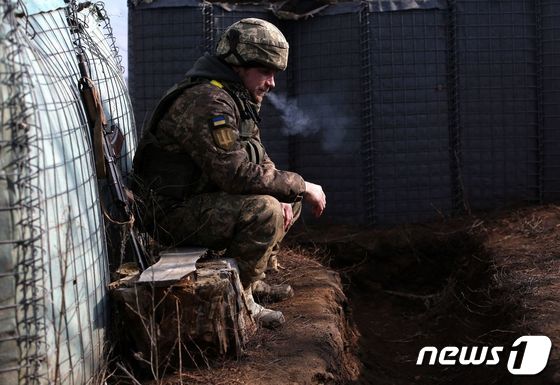 22일 (현지시간) 친러시아 반군과 대치하는 루간스크의 트로이츠크의 참호에서 우크라이나 군이 휴식을 하고 있다. © AFP=뉴스1 © News1 우동명 기자