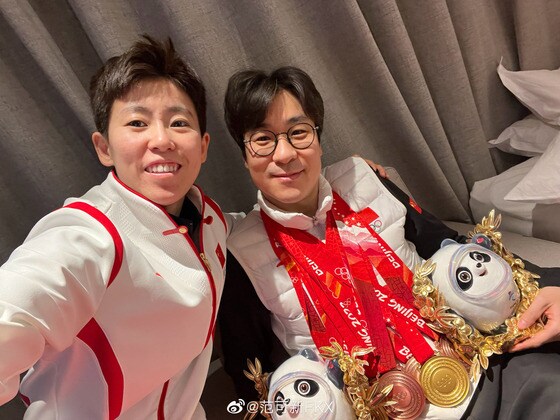 판커신과 함께 사진을 찍은 김선태 감독(오른쪽). (판커신 웨이보 화면 캡처)© 뉴스1