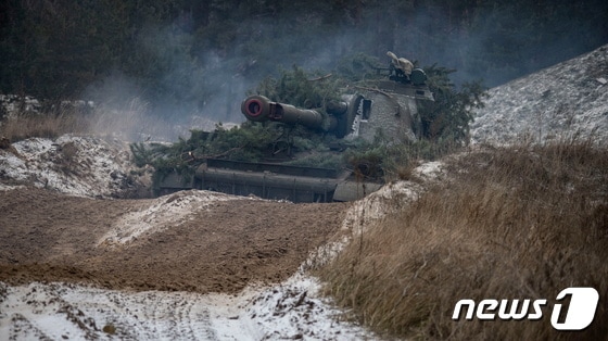 22일 (현지시간) 러시아의 침공 현실화 속 우크라이나 자주 곡사포가 훈련을 하고 있다. © 로이터=뉴스1 © News1 우동명 기자