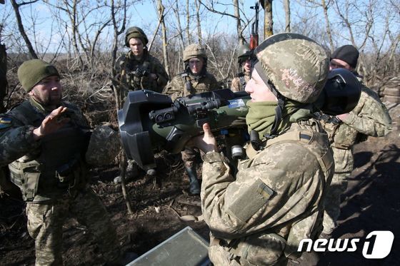 21일(현지시간) 우크라이나 동부 도네츠크 지역 한 마을에서 러시아 정부 지원을 받는 분리주의 반군과 우크라이나 정부군이 최전선에서 대치하고 있다. 2022.02.21 © AFP=뉴스1 © 