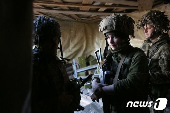 23일 (현지시간) 러시아의 침공 위협 속 친러시아 반군과 대치 지역인 루간스크 샤스티야 참호에서 박격포 공격을 피하고 있다. © AFP=뉴스1 © News1 우동명 기자