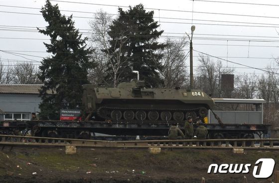 23일 (현지시간) 우크라이나 도네츠크와 접경인 러시아 로스토프에서 장갑차가 기차에 실려 있다. © AFP=뉴스1 © News1 우동명 기자
