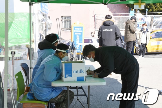 24일 오전 전남 여수시보건소 선별진료소에서 한 시민이 코로나 검사를 받기 위해 접수를 하고 있다.2022.2.24/뉴스1 © News1 김동수 기자