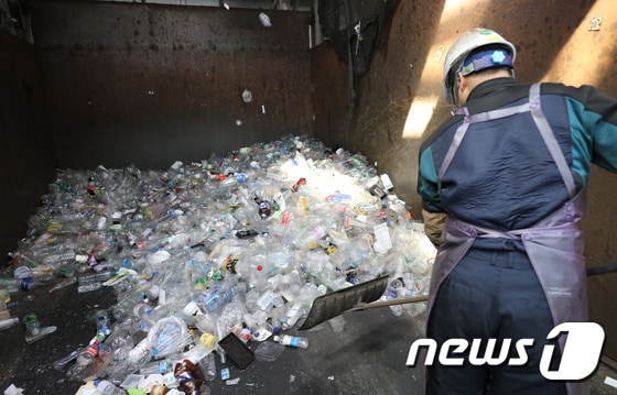 경기도 용인시재활용센터에서 투명 페트병이 수거 돼 있다. /뉴스1 © News1 김영운 기자
