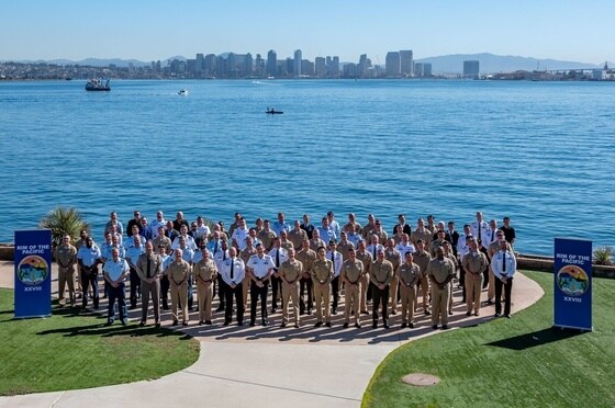 지난 18일(현지시간) 미 샌디에이고 포인트로마 해군기지에서 '림팩 2022' 관련 각국 군 장교와 당국자들이 단체사진을 찍고 있다.(미 3함대 페이스북)© 뉴스1