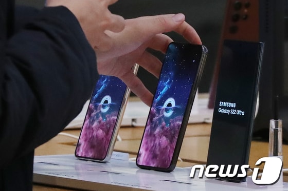 삼성전자의 플래그십 스마트폰 신제품인 '갤럭시S22'. 2022.2.24/뉴스1 © News1 민경석 기자