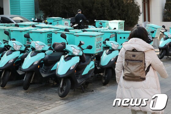 24일 서울 강남구 배민라이더스 남부센터에 배달용 오토바이들이 서있다2022.2.24/뉴스1 © News1 박세연 기자
