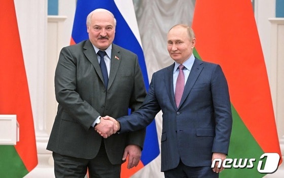 알렉산드르 루카셴코 벨라루스 대통령(왼쪽)과 블라디미르 푸틴 러시아 대통령. © AFP=뉴스1
