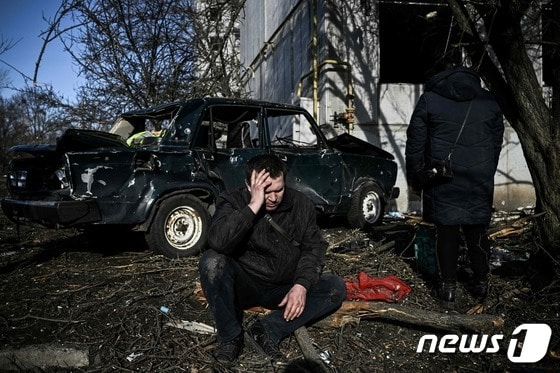 한 남자가 2022년 2월 24일(현지시간) 우크라이나 동부 추위브에서 파괴된 건물 밖에 앉아있다. © AFP=뉴스1 © News1 김지현 기자
