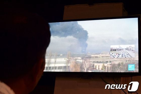 한 남성이 우크라이나를 침공한 뉴스 보도를 시청하고 있다. © AFP=뉴스1 © News1 정윤영 기자