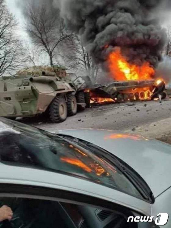 우크라이나군이 24일(현지시간) 미사일 폭격에 의해 불에 타고 있는 러시아 T-72 전차의 모습을 공개했다.(우크라이나군 SNS 자료 제공)