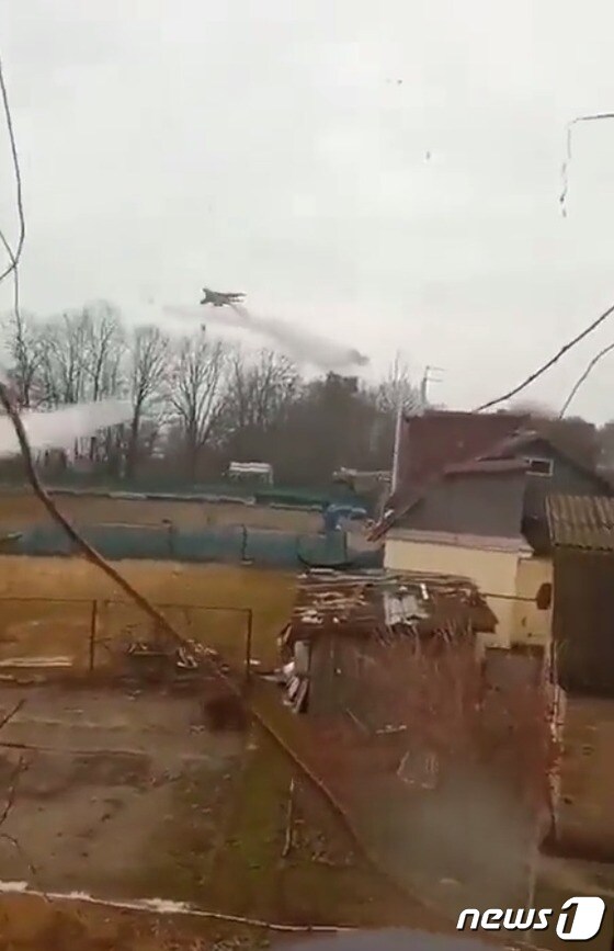 러시아 항공기가 24일(현지시간) 우크라이나 마을 주변부에 폭탄을 투여하고 있다.(월드워3 SNS 자료 제공)