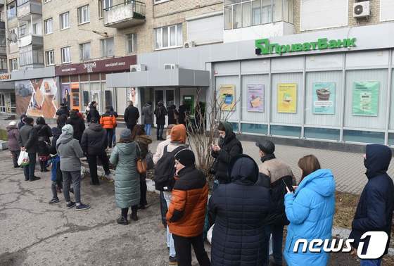 우크라이나 서부 리비프에서 24일(현지시간) 사람들이 돈을 뽑기 위해 은행에 몰려들었다. © AFP=뉴스1 © News1 원태성 기자