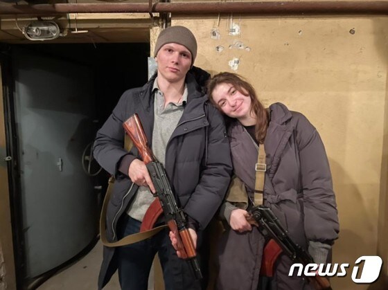 러시아가 지난 23일 우크라이나를 침공을 한 후 몇 시간만에 결혼식을 올린 야리나 아리에바(오른쪽)와 스비아토슬라프 푸르신 부부는 결혼 첫날을 조국인 우크라이나를 지키면서 보냈다. © 뉴스1(CNN 화면 캡처)