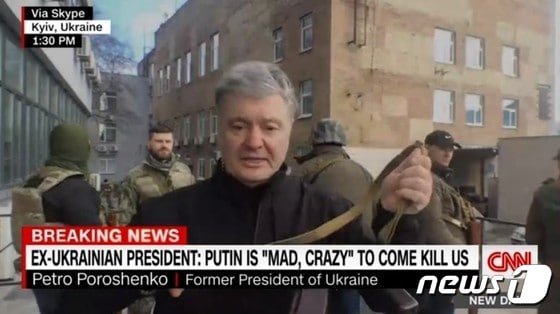 페트로 포르셴코 전 우크라이나 대통령이 25일(현지시간) 키예프의 거리에서 CNN과 인터뷰 도중 소총을 들어보이고 있다. © 뉴스1