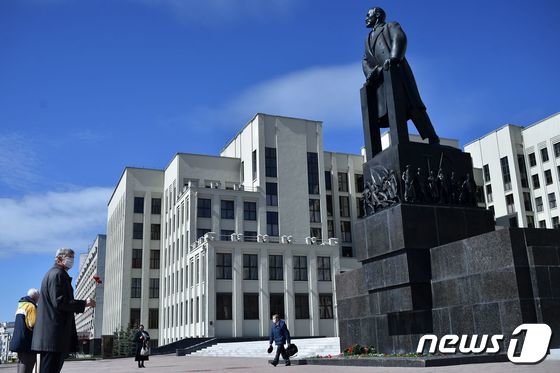 벨라루스 수도 민스크 시내에 레닌 동상이 세워져 있다, 2020.04.22 © AFP=뉴스1 