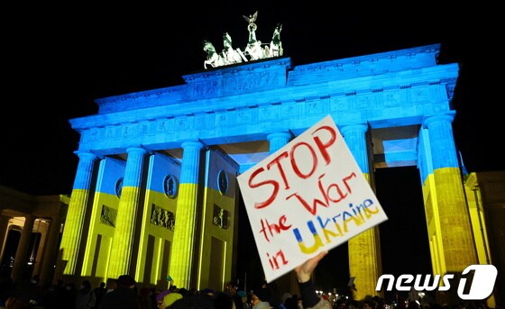 독일 베를린 브란덴부르크 문에 24일(현지시간) 파란색과 노란색 조명이 비춰지고 있다. 러시아가 우크라이나를 전격 침공하자 국제사회는 이를 강력 규탄하고 우크라이나를 지지한다는 메시지를 보내고 있다. © 로이터=뉴스1 © News1 최종일 기자