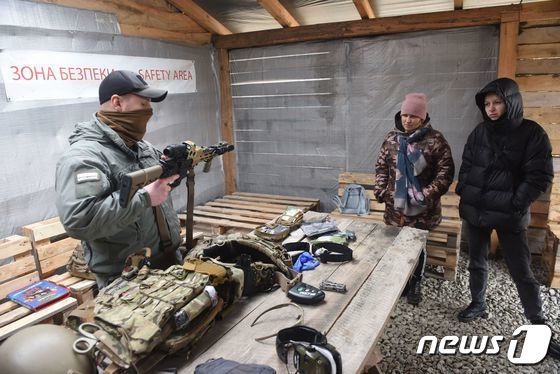 22일 우크라이나 서부 도시 리비프 주민들이 총기 사용 방법을 배우고 있다.  © AFP=뉴스1