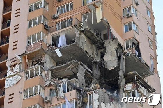 26일(현지시간) 러시아의 공습으로 우크라이나 키예프의 주거용 건물이 파손됐다. © AFP=뉴스1 © News1 정윤영 기자