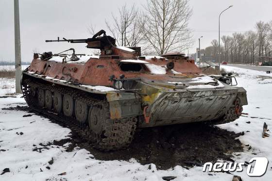 26일(현지시간) 우크라이나를 침공한 러시아 탱크가 하르키프 외곽의 도로에서 우크라이나 군의 공격을 받아 파손된 모습이 보이고 있다. © AFP=뉴스1 © News1 우동명 기자