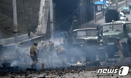 26일(현지시간) 러시아의 우크라이나 침공 속 키예프에서 러시아 군과 전투가 끝난 뒤 우크라이나 군이 불발 폭탄을 모으고 있다. © AFP=뉴스1 © News1 우동명 기자
