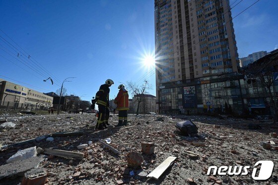26일(현지시간) 우크라이나 키예프에서 러시아의 폭탄 공격을 받아 파손된 고층 아파트 옆 도로에 벽돌들이 도로에 널려 있다. © AFP=뉴스1 © News1 우동명 기자
