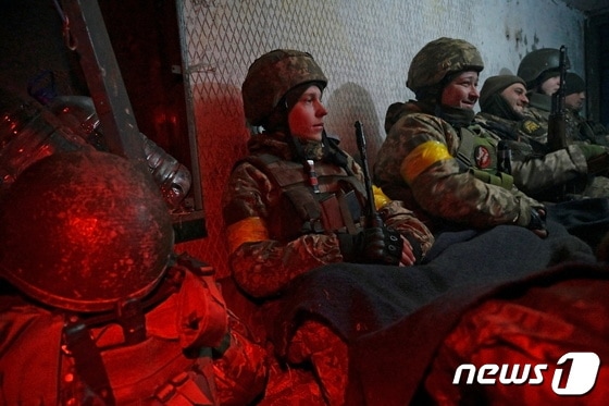 우크라이나 군인들이 지난달 26일(현지시간) 수도 키예프 지역 바실키프 공군기지에서 대기하고 있다. 2022.02.26/news1 © 로이터=뉴스1