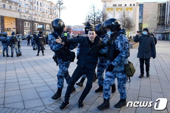 러시아 경찰이 27일(현지시간) 모스크바에서 우크라이나 침공을 반대하는 한 시위자를 체포하고 있다. 2022.02.27/news1 © AFP=뉴스1 © News1 김민수 기자