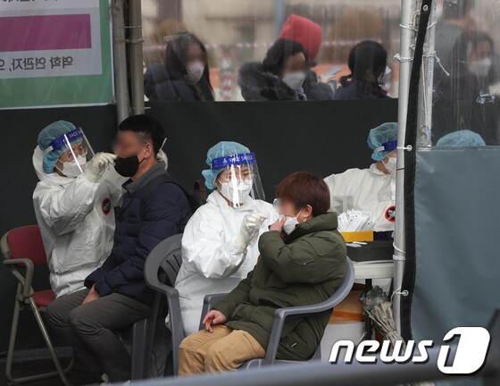 28일 오전 서울역 선별진료소에서 시민들이 신종 코로나바이러스 감염증(코로나19) 신속항원검사를 받고 있다. 2022.2.28/뉴스1 © News1 신웅수 기자