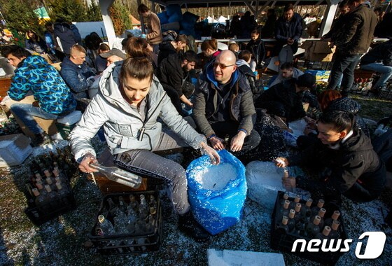 우크라이나 서부 우즈로호드에서 지역 주민들이 모여 화염병을 만들고 있다. © 로이터=뉴스1 © News1 정윤미 기자