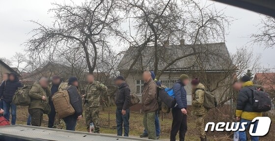 우크라이나 키예프를 떠나 폴란드 메디카 국경 검문소로 향하고 있는 김재원씨(39)가 촬영한 26일(현지시간) 현지 상황. 군복을 입은 우크라이나인 모습이 보인다. (독자 제공)© 뉴스1