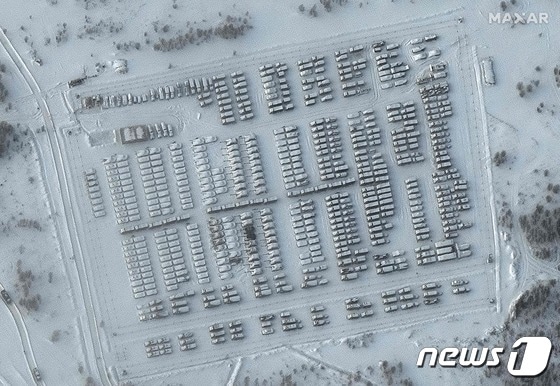1일 (현지시간) 우크라이나 국경에 인접한 러시아 옐냐의 야전 캠프에 전투 차량이 대거 집결해 있는 모습이 보인다. © AFP=뉴스1 © News1 우동명 기자