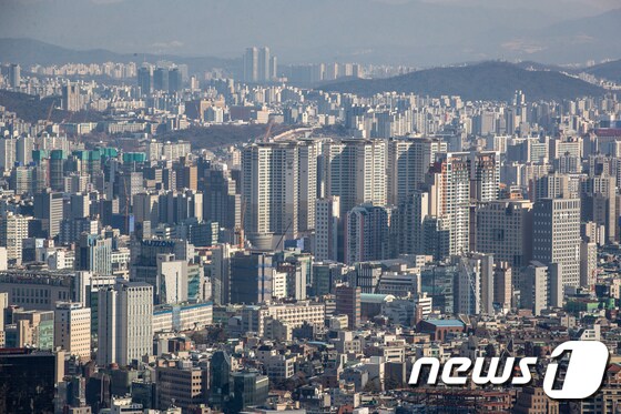 서울 남산에서 바라본 아파트 밀집지역 모습.  2022.2.3/뉴스1 © News1 유승관 기자