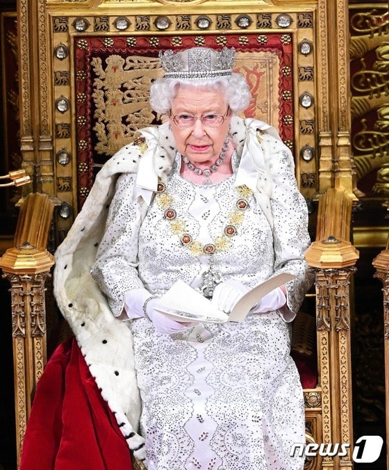 2019년 10월 왕좌에 앉아 연설하는 엘리자베스 2세 영국 여왕. © AFP=뉴스1