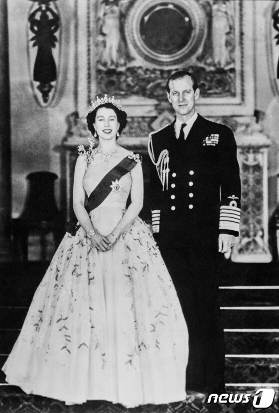 1953년 6월2일 엘리자베스 2세의 대관식. 남편 필립 공과 함께 포즈를 취하고 있다. © AFP=뉴스1