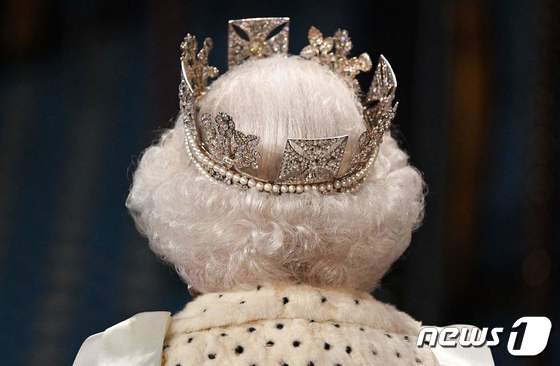 왕관을 쓴 엘리자베스 2세 영국 여왕. © AFP=뉴스1