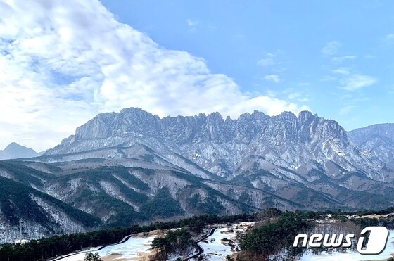 객실 야외 발코니에서 바라본 하얀 눈이 내려 앉은 울산바위 © 뉴스1 