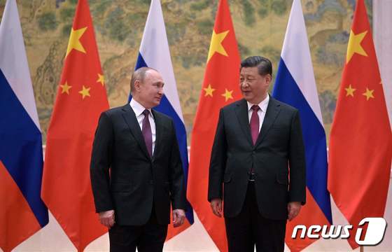 블라디미르 푸틴 러시아 대통령과 시진핑 중국 국가주석이 정삼회담에 앞서 사진 촬영을 하고 있다. © AFP=뉴스1