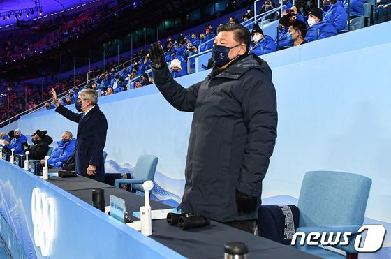 시진핑 중국 국가주석(오른쪽)이 4일 중국 베이징 국립 경기장에서 열린 2022 베이징 동계올림픽 개막식에 참석해 손 흔들며 인사하고 있다. © AFP=뉴스1 © News1 포토공용 기자