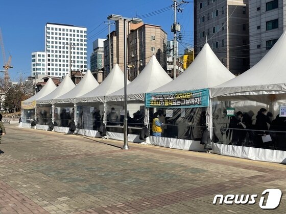 5일 오전 서울 마포구 서강대역사 광장 임시선별검사소에서 코로나19 검사가 이뤄지고 있다. © 구진욱 뉴스1 기자
