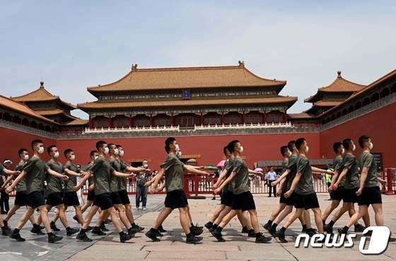 중국 인민해방군 병사들이 베이징 자금성 입구를 지나 행진하고 있다. © AFP=뉴스1