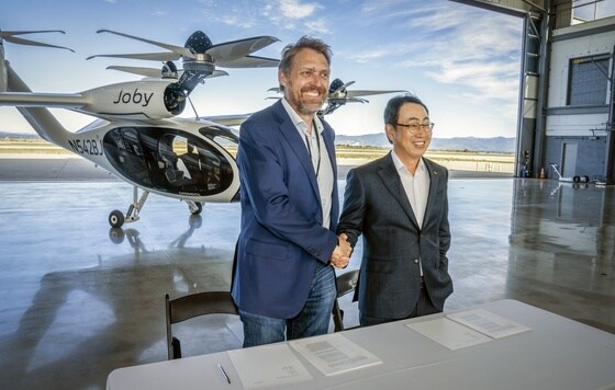 유영상 SKT CEO(오른쪽)와 조벤 비버트 조비 에비에이션 CEO가 지난달 미국 캘리포니아주 마리나에 위치한 조비 에비에이션 생산시설에서 전략적 협력 협약을 맺었다고 7일 밝혔다. (SKT 제공)