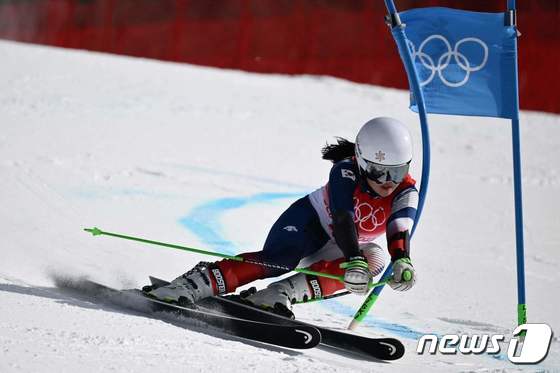 김소희가 베이징 동계올림픽 여자 대회전 1차 시기에서 역주하고 있다. © AFP=뉴스1