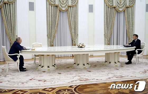 7일(현지시간) 블라디미르 푸틴 러시아 대통령이 모스크바에서 에마뉘엘 마크롱 프랑스 대통령과 회담하고 있다. 2022.02.07/news1 © 로이터=뉴스1 © News1 김민수 기자