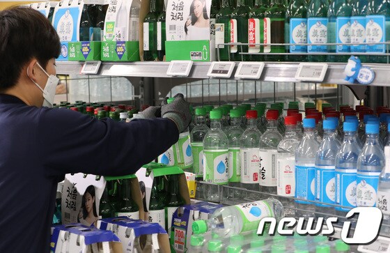 8일 서울의 한 대형마트에 진열된 소주. 2022.2.8/뉴스1 © News1 이성철 기자