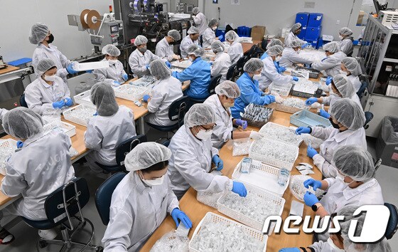 지난 2월9일 경기 군포시 휴마시스 군포공장에서 직원들이 코로나19 자가검사키트를 생산하고 있다. /뉴스1 © News1 김영운 기자