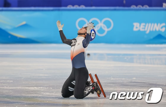 황대헌이 9일 오후 중국 베이징 수도실내체육관에서 열린 2022 베이징 동계올림픽 쇼트트랙 남자 1500m 결승에서 금메달을 확정짓자 기뻐하고 있다.  © News1 안은나 기자