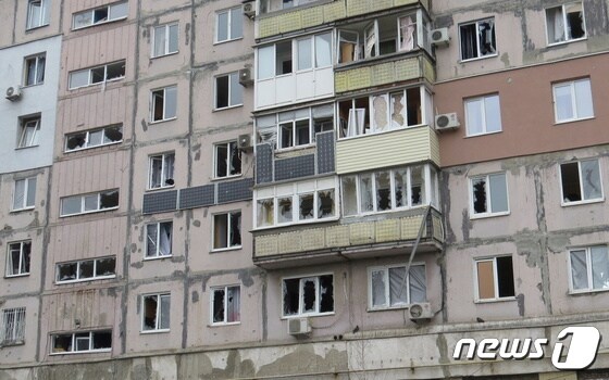 2022년 2월26일(현지시간) 우크라이나 마리우폴에서 포격으로 주거용 건물이 피해를 입은 모습. 2022.02.26/news1 © 로이터=뉴스1 © News1 김민수 기자