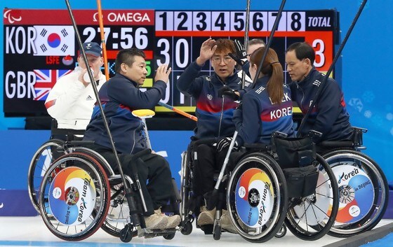 한국 휠체어컬링 '팀 장윤정고백'이 9일 중국 베이징 국립아쿠아틱센터에서 열린 2022 베이징동계패럴림픽 휠체어컬링 예선 영국과 경기에서 8-6 승리를 거뒀다.(대한장애인체육회 제공) © 뉴스1